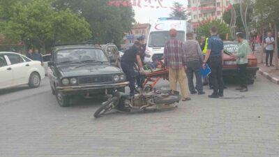 Gediz ilçesinde meydana gelen trafik kazasında, otomobil ile motosiklet çarpıştı.