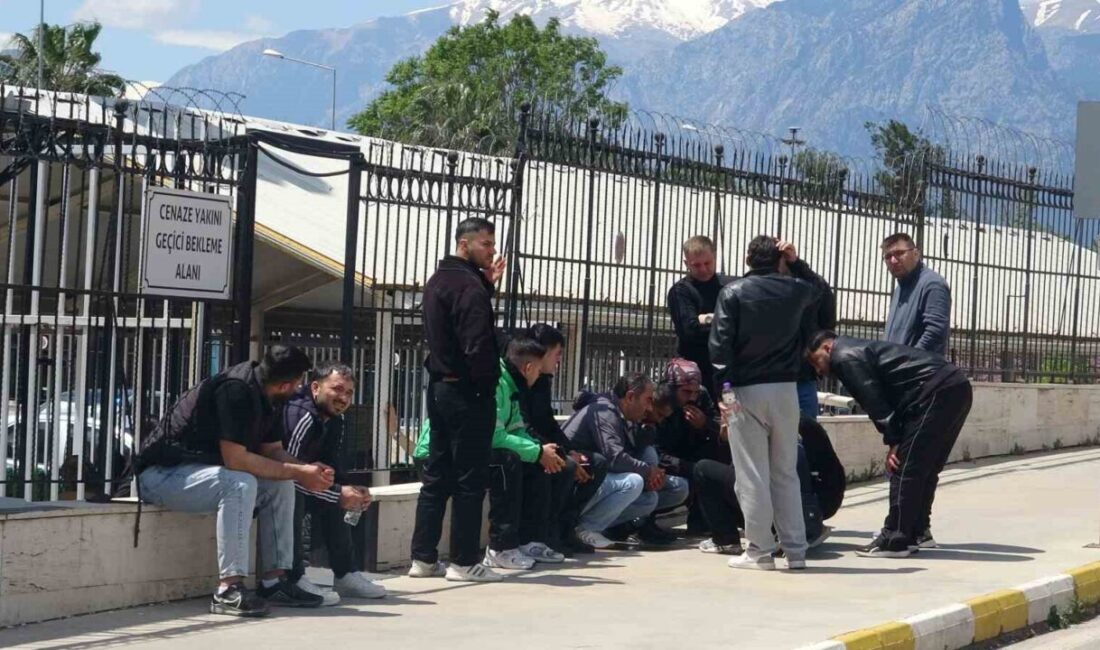 Antalya’da, yan yol ile ana yolun birleştiği noktada meydana gelen
