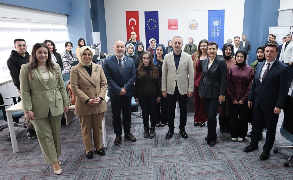 Sivas’ta “Bugünün Gençleri Geleceğin Meslekleri Projesi” çerçevesinde Dijital Gençlik Merkezleri’nin