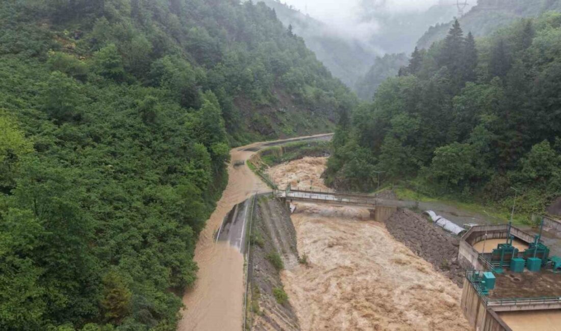 Giresun’da öğle saatlerinde başlayan şiddetli yağış, ulaşımda sorunlara yol açtı.