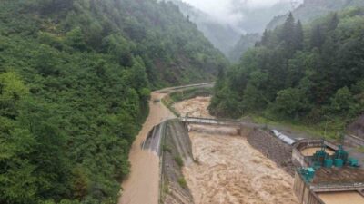 Giresun’da öğle saatlerinde başlayan şiddetli yağış, ulaşımda sorunlara yol açtı.