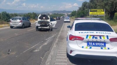 Balıkesir’in Gömeç ilçesinde meydana gelen trafik kazasında, iki aracın çarpışması