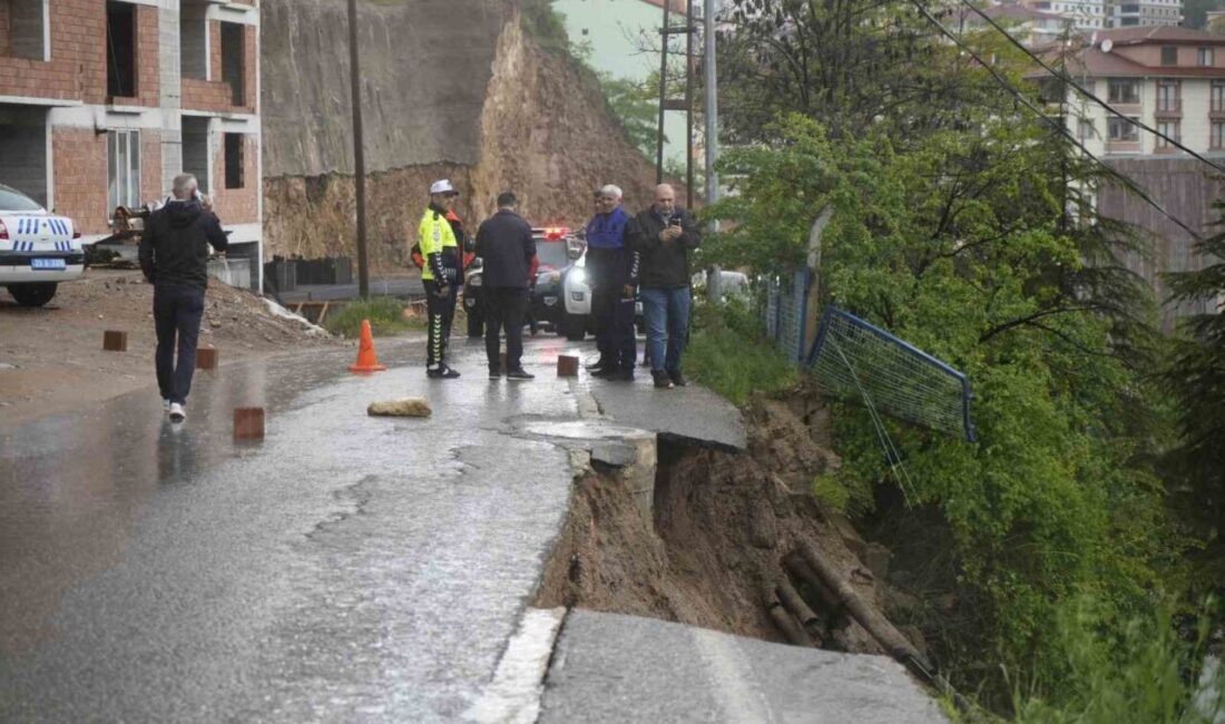Gümüşhane’de aşırı yağışların neden olduğu yol çökmesi sonucu bölge trafiğe