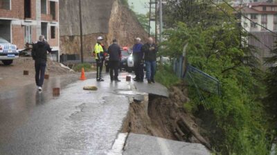 Gümüşhane’de aşırı yağışların neden olduğu yol çökmesi sonucu bölge trafiğe