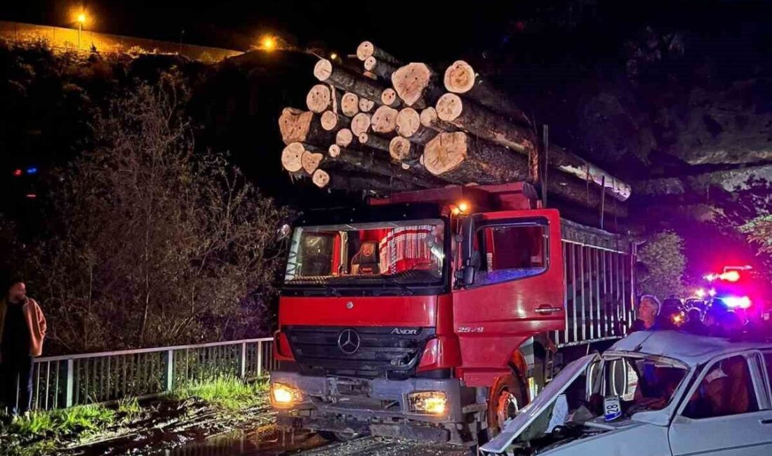 Kürtün ilçesinde, bir otomobil ile tomruk yüklü bir kamyonun köprü