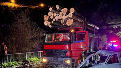 Kürtün ilçesinde, bir otomobil ile tomruk yüklü bir kamyonun köprü