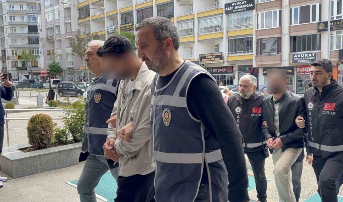 Çorum ilinde bir güzellik salonunda, müşterilerin ödeme sırasında cep telefonlarından