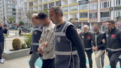Çorum ilinde bir güzellik salonunda, müşterilerin ödeme sırasında cep telefonlarından