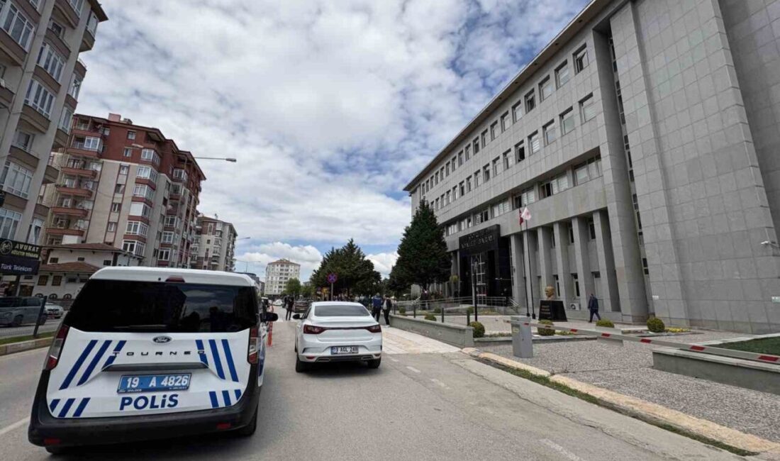 Çorum’da bir güzellik salonunda müşterilerin ödeme yaparken oyalanarak cep telefonlarından