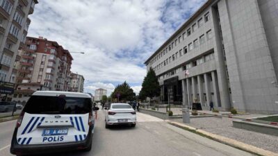 Çorum’da bir güzellik salonunda müşterilerin ödeme yaparken oyalanarak cep telefonlarından