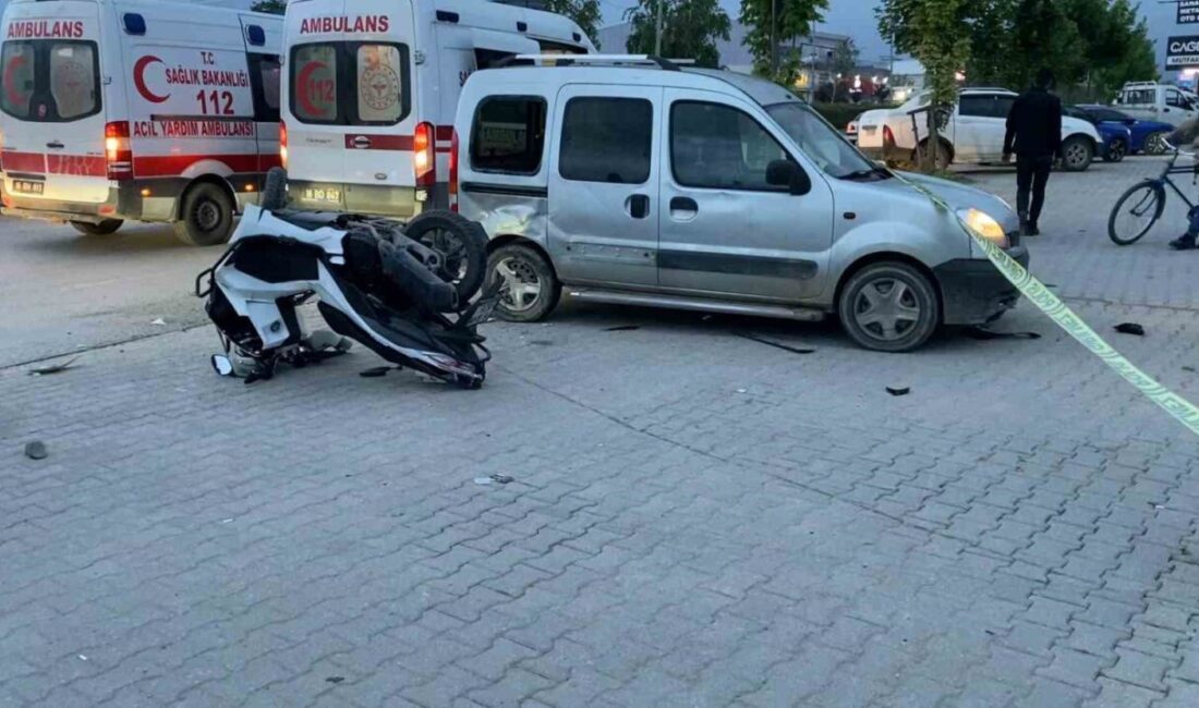 İnegöl ilçesinde hafif ticari araçla çarpışan motosiklette bulunan 2 kişi
