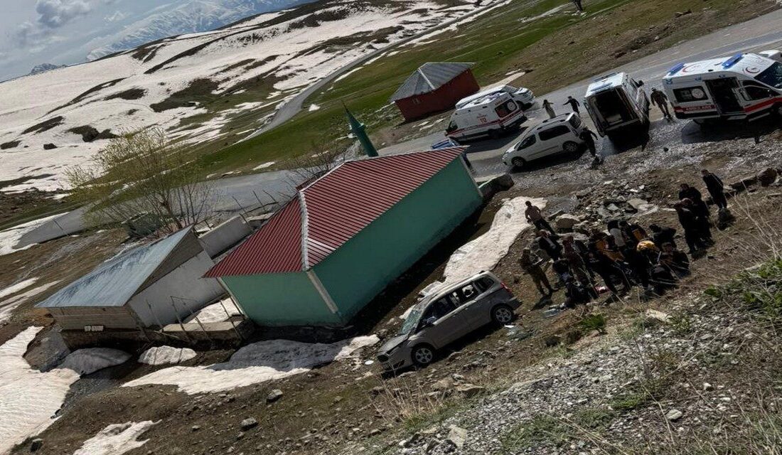 Hakkari’nin Durankaya beldesi yolunda yaşanan trafik kazasında ilk belirlemelere göre