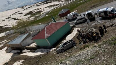 Hakkari’nin Durankaya beldesi yolunda yaşanan trafik kazasında ilk belirlemelere göre