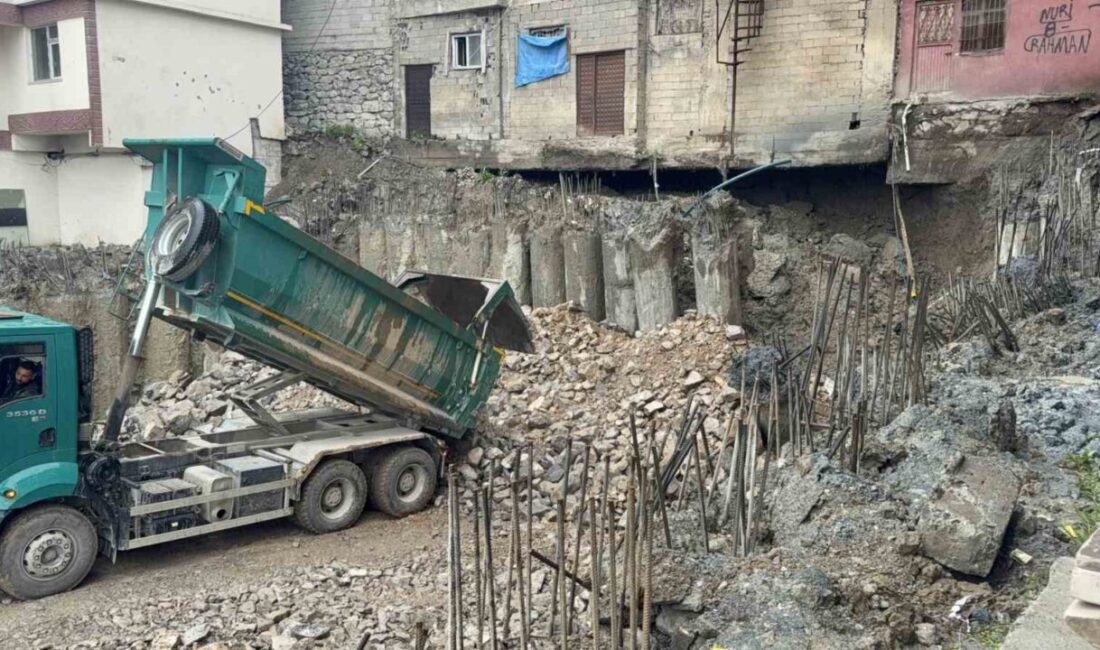 Hakkari’de, toplum sağlığı merkezinin inşaatı sırasında temel kazısı esnasında meydana
