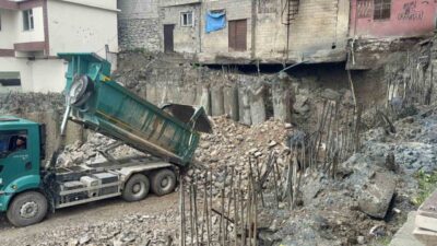 Hakkari’de, toplum sağlığı merkezinin inşaatı sırasında temel kazısı esnasında meydana