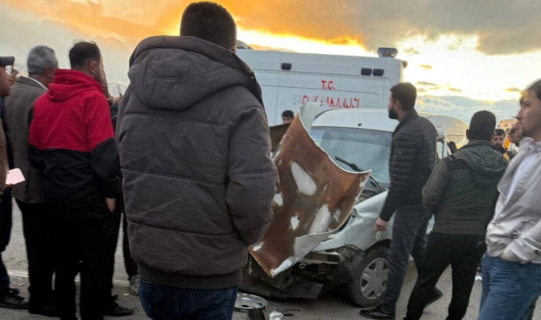 Hakkari’nin Yüksekova ilçesinde meydana gelen zincirleme trafik kazasında, 2’si ağır