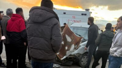 Hakkari’nin Yüksekova ilçesinde meydana gelen zincirleme trafik kazasında, 2’si ağır