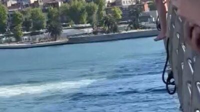 Havaların ısınmasıyla birlikte, bir grup genç, Haliç Köprüsü’nde demirlere çıkarak