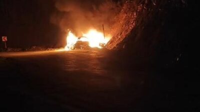 Muş’un Hasköy ilçesinde seyir halindeki bir otomobil, kaza sonrası alev