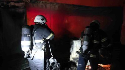 Hatay’da yangın sonucu kullanılamaz hale gelen bir konteyner söndürüldü. Hassa