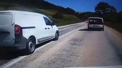 Bursa’da tek şeritli bir yolda hatalı sollama yapan aracın riskli