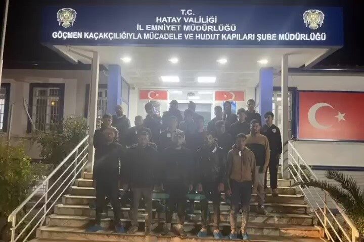 Hatay’da gerçekleştirilen operasyonlarda 19 göçmen yakalanırken, suç örgütünün iki sürücüsüne