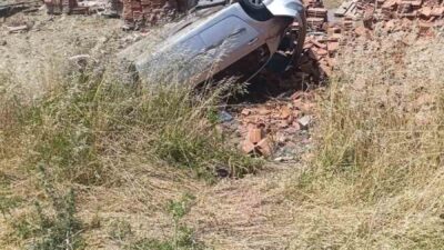 Hatay’ın Reyhanlı ilçesinde bir otomobil, motosiklete çarptıktan sonra takla attı.