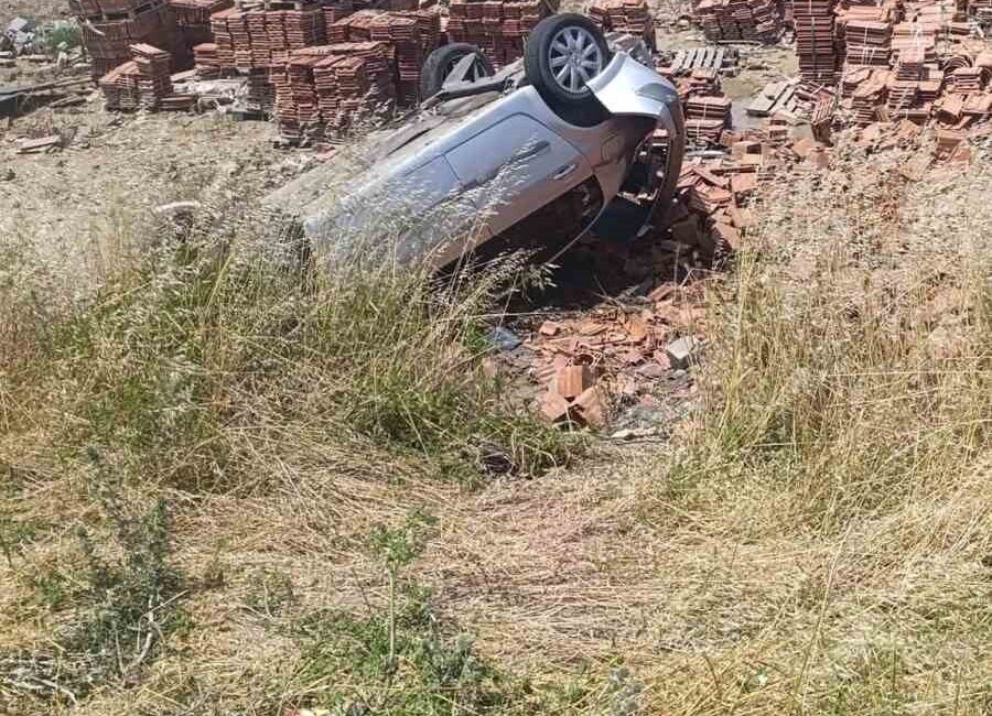 Hatay’ın Reyhanlı ilçesinde bir otomobil, motosiklete çarptıktan sonra takla attı.