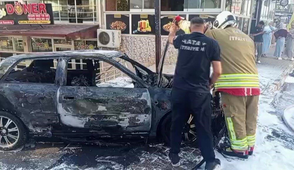 Hatay’ın Reyhanlı ilçesinde, Atatürk Caddesi’nde park halindeki bir araç aniden