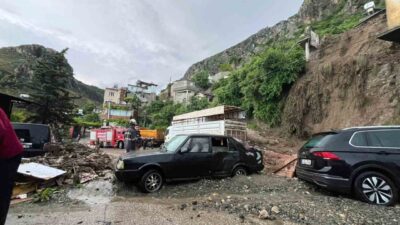 Hatay’da aşırı yağışların yol açtığı heyelan sonucunda tek katlı bir