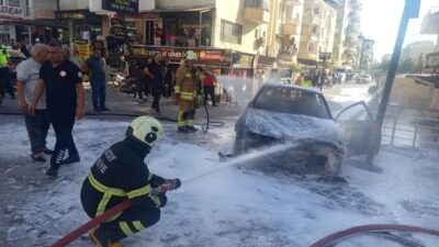 Hatay’ın Reyhanlı ilçesinde seyir halindeyken motor kısmından alev alan bir
