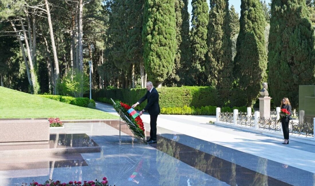 Azerbaycan halkı, geç Cumhurbaşkanı Haydar Aliyev’in 103. doğum gününde mezarı
