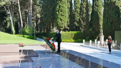 Azerbaycan halkı, geç Cumhurbaşkanı Haydar Aliyev’in 103. doğum gününde mezarı