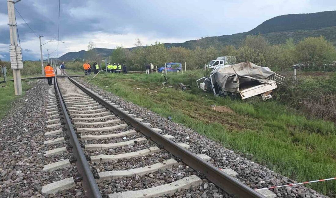 Kütahya’da meydana gelen bir kaza sonucunda yolcu treni ile bir