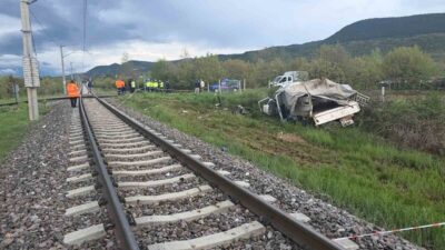 Kütahya’da meydana gelen bir kaza sonucunda yolcu treni ile bir