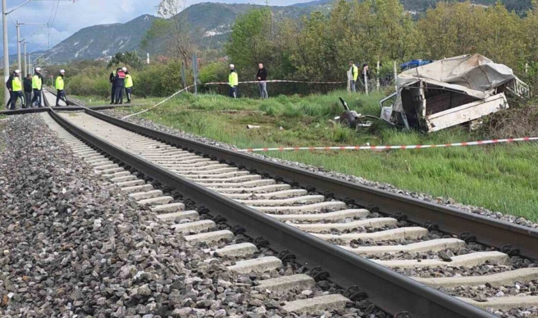 Kütahya’da yaşanan trafik kazasında, yolcu treni ile kamyonetin çarpışması sonucunda