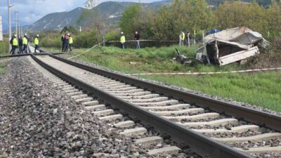 Kütahya’da yaşanan trafik kazasında, yolcu treni ile kamyonetin çarpışması sonucunda