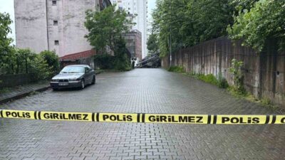 Artvin’in Hopa ilçesinde meydana gelen şiddetli yağışlar, bir heyelana neden