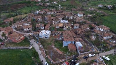 Çorum’un Sungurlu ilçesinde meydana gelen hortum nedeniyle bir köyde birçok