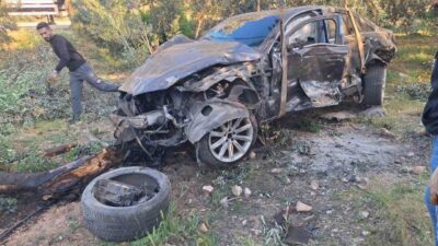 Mersin’in Mut ilçesinde bir sürücü, aracın direksiyon kontrolünü kaybederek bariyerlere