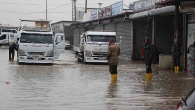 Iğdır ilinde şiddetli yağışlar sonucunda Küçük Sanayi Sitesi’nde su baskınları