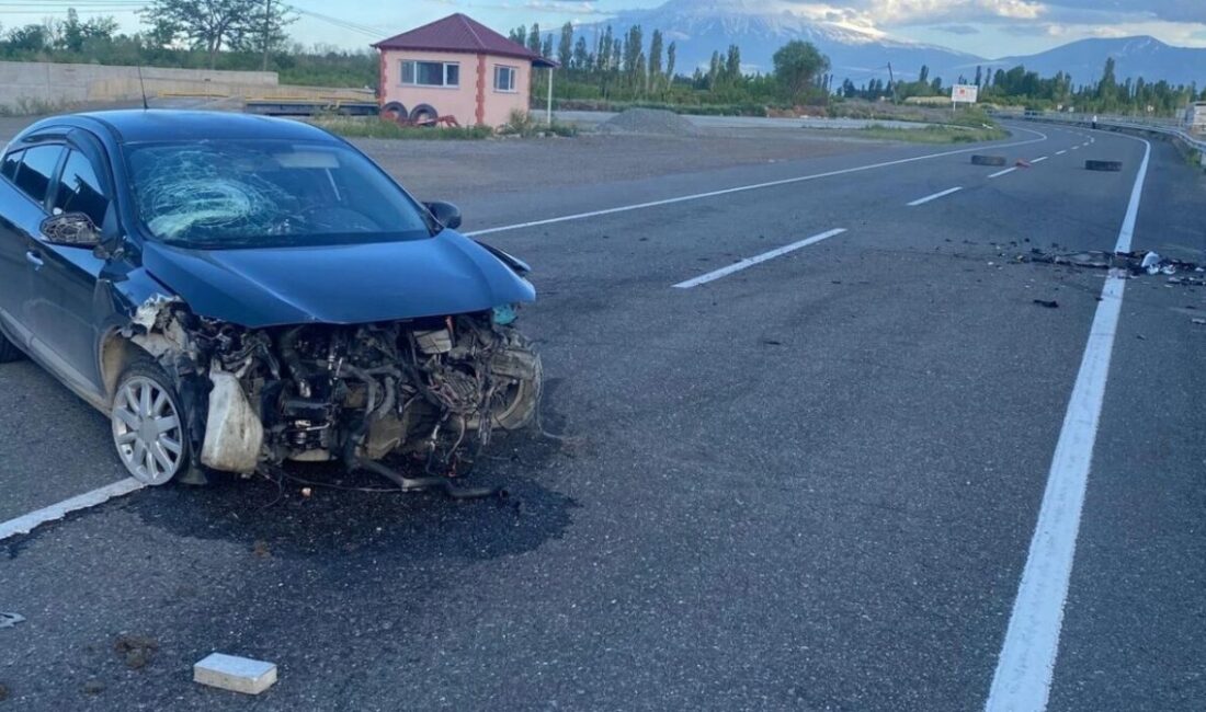 Iğdır ilinde yaşanan trafik kazasında otomobilin refüje çarpması sonucu 3
