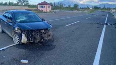 Iğdır ilinde yaşanan trafik kazasında otomobilin refüje çarpması sonucu 3