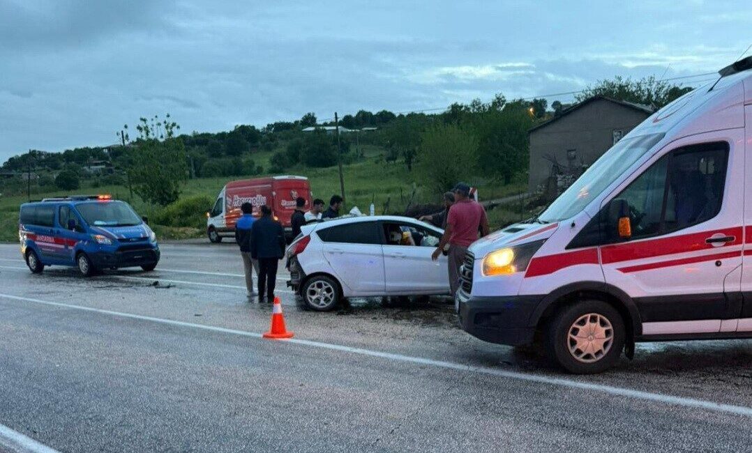 Adıyaman’da meydana gelen trafik kazasında 3 kişi yaralandı. Kazaya göre,