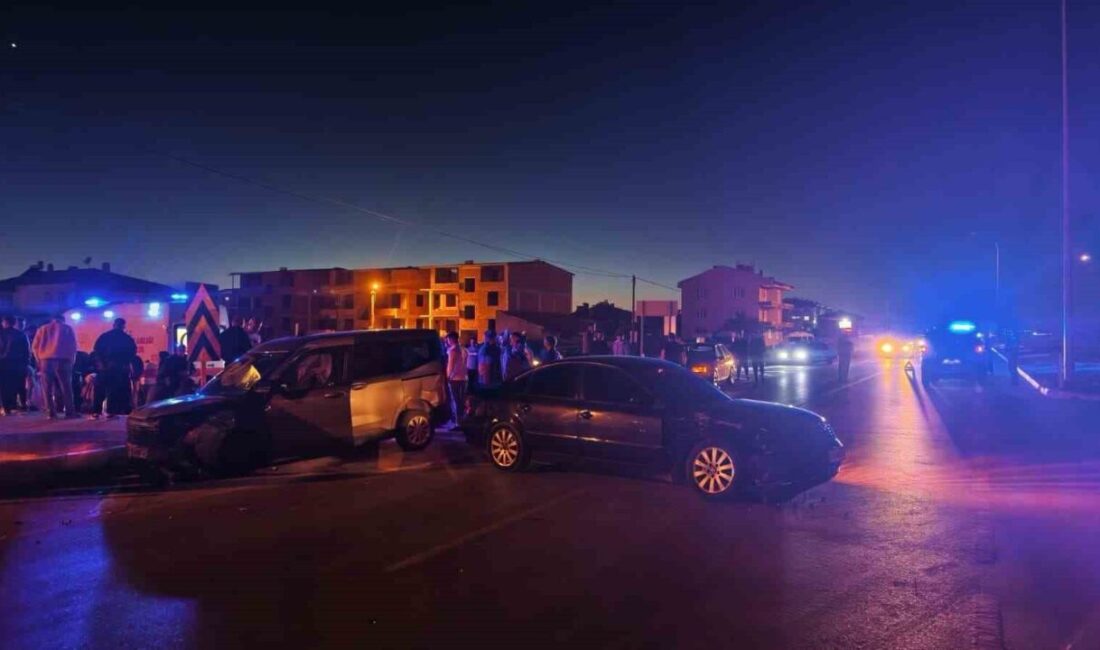 Afyonkarahisar’da meydana gelen trafik kazasında, Çayırbağ ilçesi çıkışında iki otomobilin