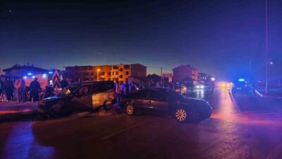 Afyonkarahisar’da meydana gelen trafik kazasında, Çayırbağ ilçesi çıkışında iki otomobilin