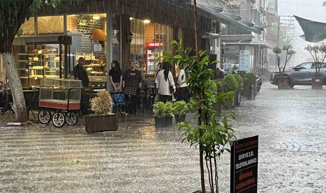 Aydın’ın İncirliova ilçesinde aniden gelen sağanak yağış ve fırtına, cadde