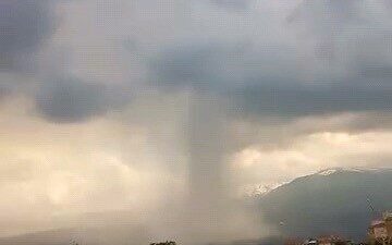 İnegöl ilçesinde bir anda başlayan şiddetli yağış, bazı mahallelerde yolları