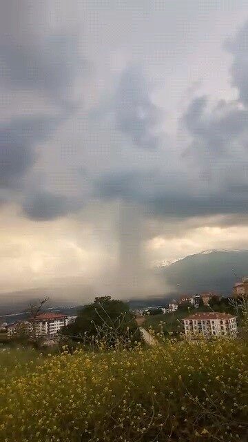 İnegöl ilçesinde bir anda başlayan şiddetli yağış, bazı mahallelerde yolları