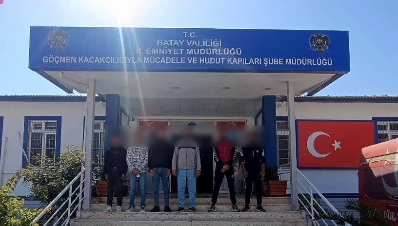 Hatay ilinde polis ekipleri tarafından durdurulan bir araçta 6 göçmenin